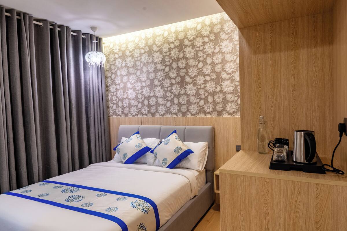 Deluxe Double Room | Peti besi dalam bilik, meja, langsir/tirai gelap terus, kalis bunyi 
