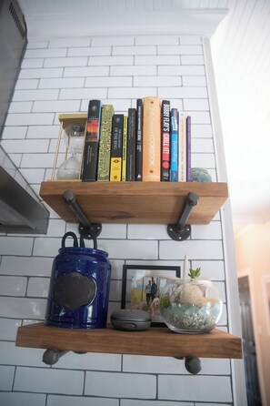 Microondas, horno, placa de cocina y lavavajillas