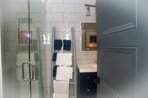 Ducha, secador de pelo, toallas y jabón