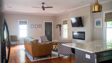 Una televisión, una chimenea