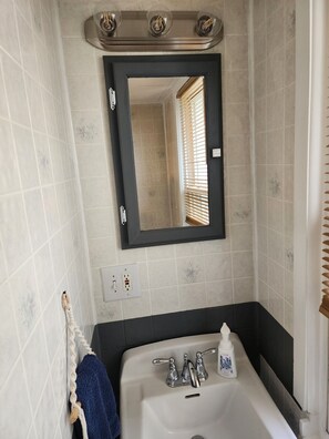 Asciugamani, sapone, shampoo, carta igienica