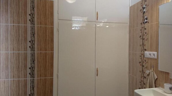 淋浴設備、風筒、坐浴桶、提供毛巾