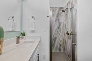 Dusche, Haartrockner, Handtücher, Seife