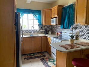 Frigorífic gran, microones, forn i torradora