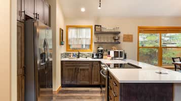 Coffee/tea maker, fridge, microwave, oven