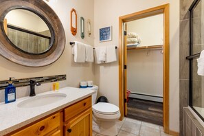 Combined shower/tub, towels, shampoo, toilet paper - Walk to the Lifts/Private Garage/Hot Tub Access/Custom Kitchen (Keystone)
