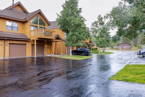 Exterior - Walk to the Lifts/Private Garage/Hot Tub Access/Custom Kitchen (Keystone)