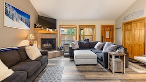 A cozy living room with a fireplace, two sofas, a coffee table, and a rug. - Walk to the Lifts/Private Garage/Hot Tub Access/Custom Kitchen (Keystone)