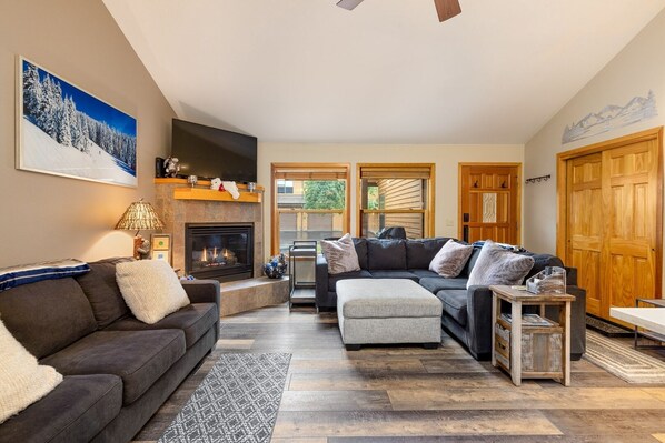 Fireplace - Walk to the Lifts/Private Garage/Hot Tub Access/Custom Kitchen (Keystone)