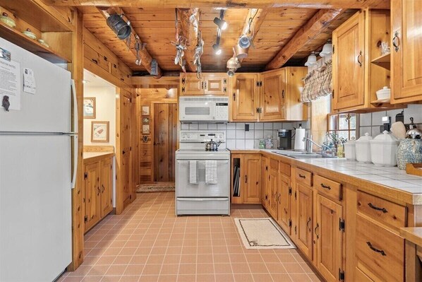 Kylskåp, mikrovågsugn, ugn och spishäll