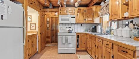 ثلاجة، ميكروويف، فرن، موقد طهي مسطح