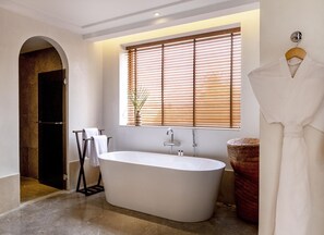 Separate bathtub and shower, jetted bath, rainfall showerhead - The Residence Douz (Douz Sud)
