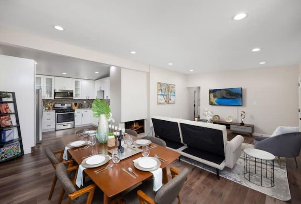 Modern Home l Mins to Disney l Entertain backyard