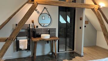 6 slaapkamers, een strijkplank/strijkijzer, reisbedje, gratis wifi