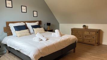 6 slaapkamers, een strijkplank/strijkijzer, reisbedje, gratis wifi