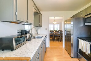 Fridge, microwave, stovetop, dishwasher