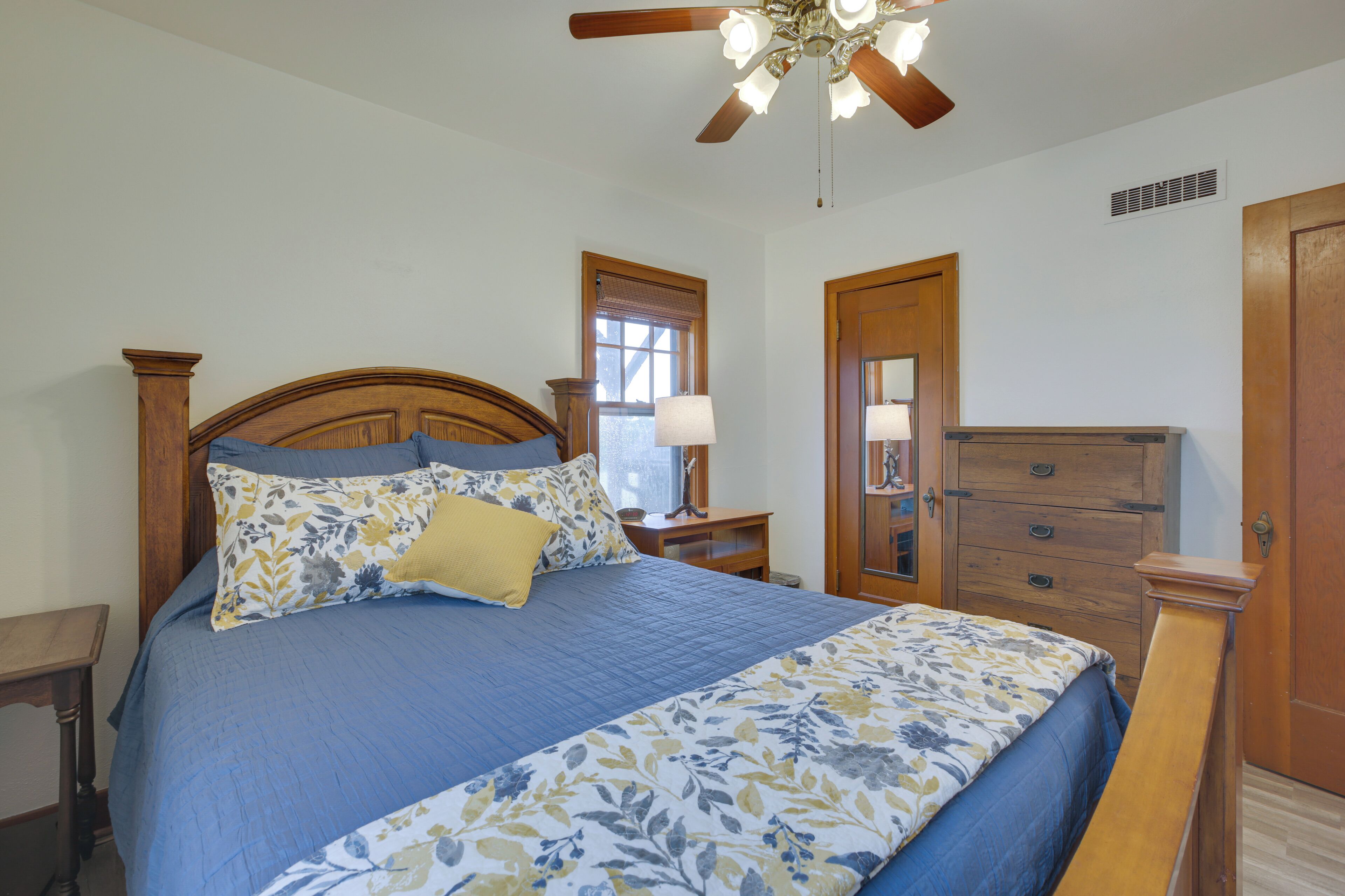 2 bedrooms, iron/ironing board, Internet, bed sheets