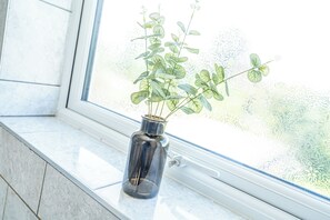 Interior detail - Spacious - Sleeps 7 - Pantry & Fridge Essentials - Contractors - Leisure  (Wolverhampton)