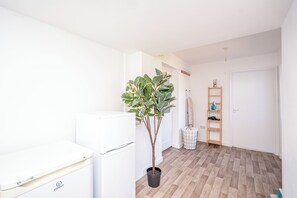 Interior - Spacious - Sleeps 7 - Pantry & Fridge Essentials - Contractors - Leisure  (Wolverhampton)