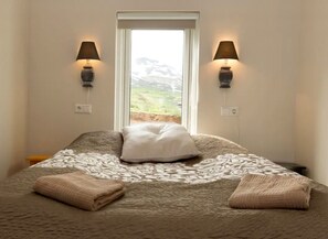 Casa básica | 3 quartos, Wi-Fi de cortesia, roupa de cama