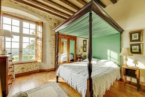 8 habitaciones, tabla de planchar con plancha, wifi y ropa de cama 