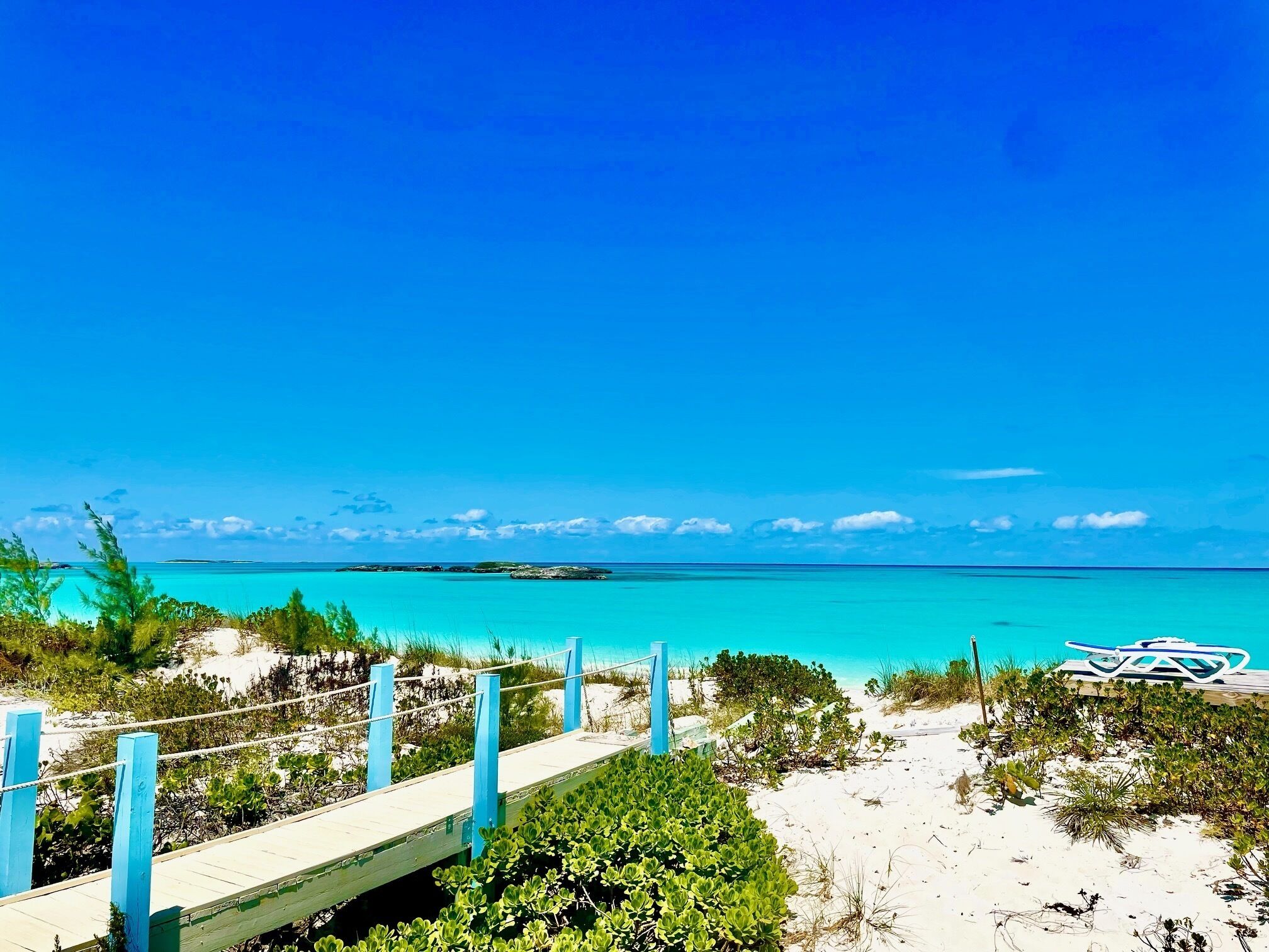 På stranden, solsenger og strandhåndklær