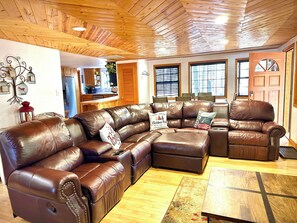 Living area - Cabin with a Treehouse/Hot Tub/Barndominium/Arcade - Sleeps up to 33 (Lakeside)