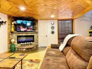 Living area - Cabin with a Treehouse/Hot Tub/Barndominium/Arcade - Sleeps up to 33 (Lakeside)