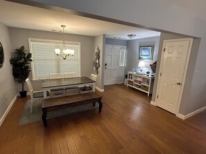 Interior - Peaceful Beaufort Single Story Ranch w/ pond view - 3BR/2BA/8 beds. Sleeps Many! (Beaufort)