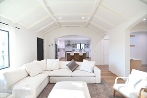 Smart-TV, Kamin, Stereoanlage