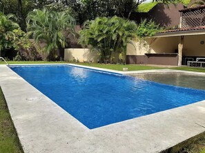 حمّام سباحة خارجي