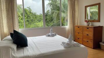 2 bedrooms, in-room safe, desk, WiFi