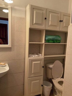 مناشف، صابون، شامبو، ورق حمّام