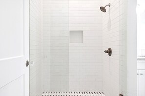 Shower, hair dryer, towels, soap - Classic Coastal Cottage ~ Steps to the Beach! 4-Seater Golf cart for rent! (Bay St. Louis)