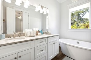 Douche, séchoir à cheveux, serviettes fournies, savon