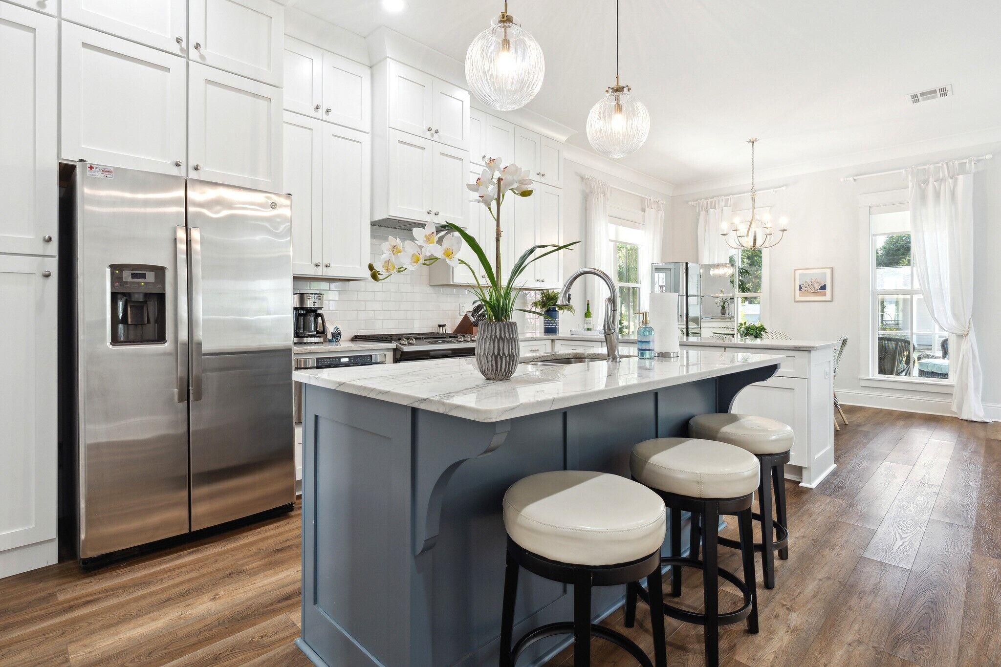 Jääkaappi, mikroaaltouuni, uuni, liesi