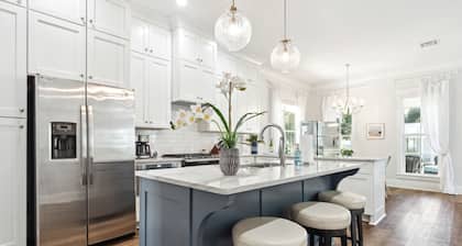 Classic Coastal Cottage ~ Steps to the Beach! 4-Seater Golf cart for rent!