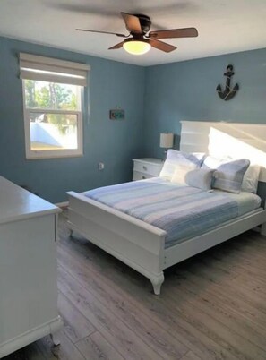 2 bedrooms, in-room safe, desk, iron/ironing board