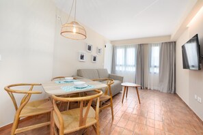 Dining - APARTAMENTOS LAS CIENCIAS I. WIFI + PARKING + AIRE ACONDICIONADO + BALCON (Valencia)