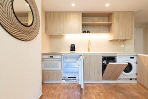 Kjøleskap, mikrobølgeovn, ovn og kokeplater