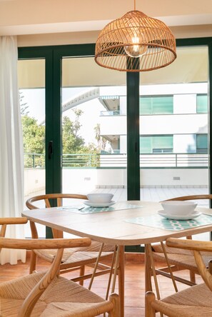 Dining - APARTAMENTOS LAS CIENCIAS S. WIFI + PARKING + AIRE ACONDICIONADO (Valencia)