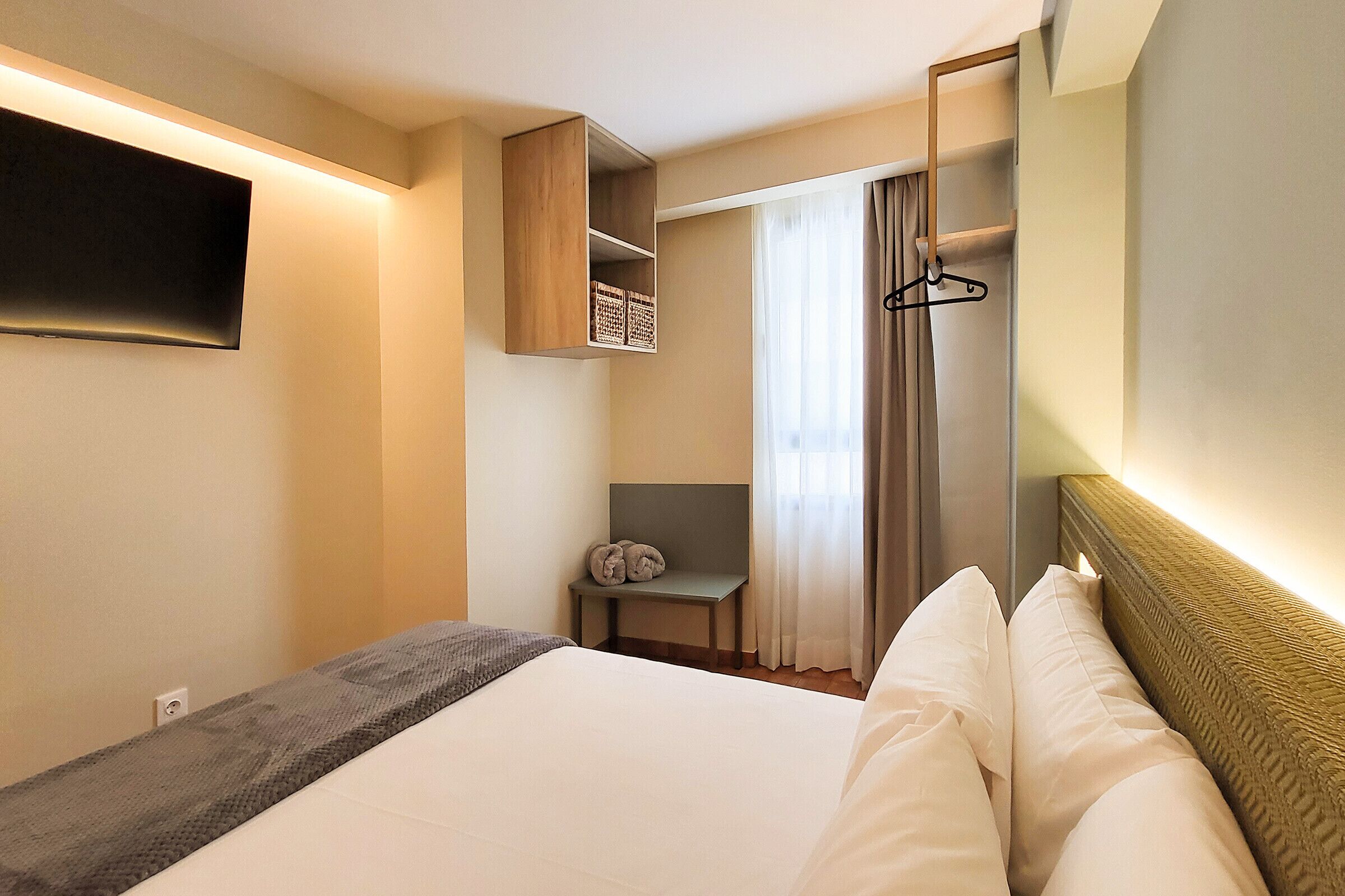 Tabla de planchar con plancha, wifi gratis, ropa de cama