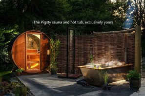 Un sauna, una bañera de hidromasaje