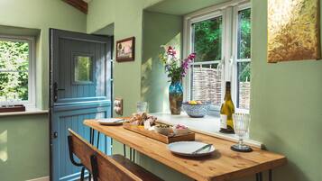 Cottage Cao cấp, có phòng tắm riêng (The Pigsty & Spa Garden) | Bếp chung