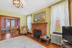 Interior - Renovated home, quiet area. Sleeps 6. EZ parking.
(Washington)