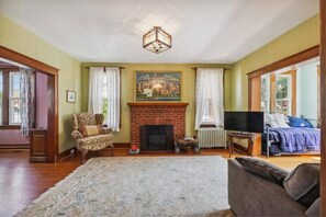 Interior - Renovated home, quiet area. Sleeps 6. EZ parking.
(Washington)