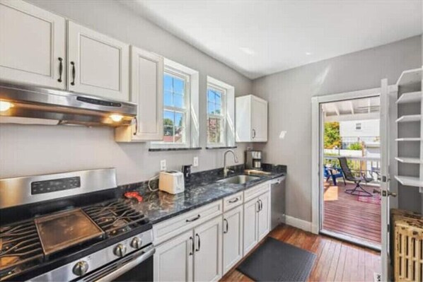 Private kitchen - Renovated home, quiet area. Sleeps 6. EZ parking.
(Washington)
