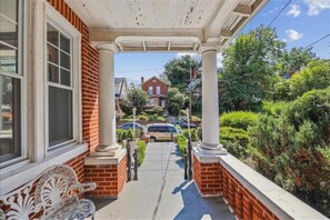 Property grounds - Renovated home, quiet area. Sleeps 6. EZ parking.
(Washington)