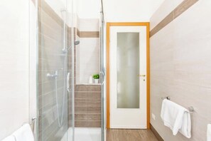 Dusche, Haartrockner, Bidet, Handtücher