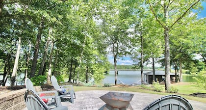 Relaxing Retreat—Family Fun on Lake Tuscaloosa w/beach volleyball, games & dock!